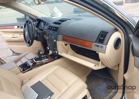 2004 Volkswagen Touareg V8 z USA, uszkodzony, nr VIN WVGCM77L44D077880